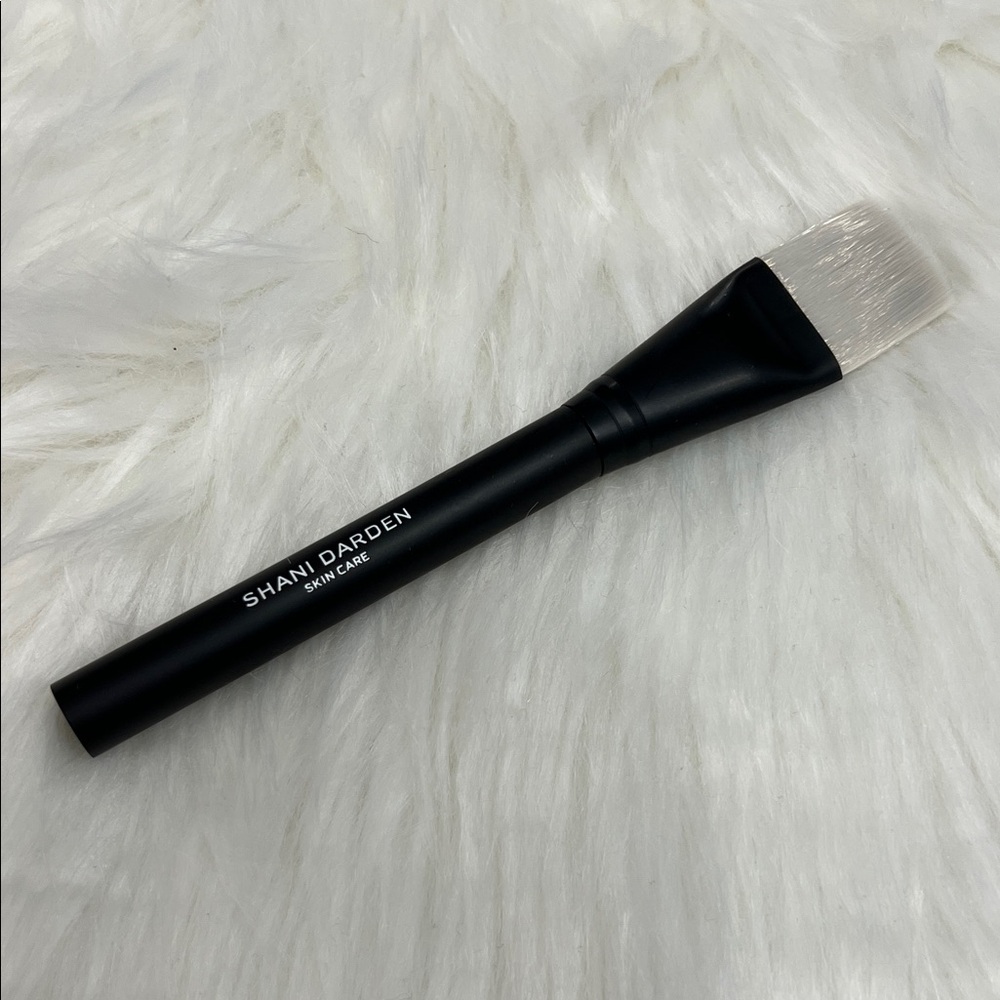 Shani Darden Black and White Makeup Brush